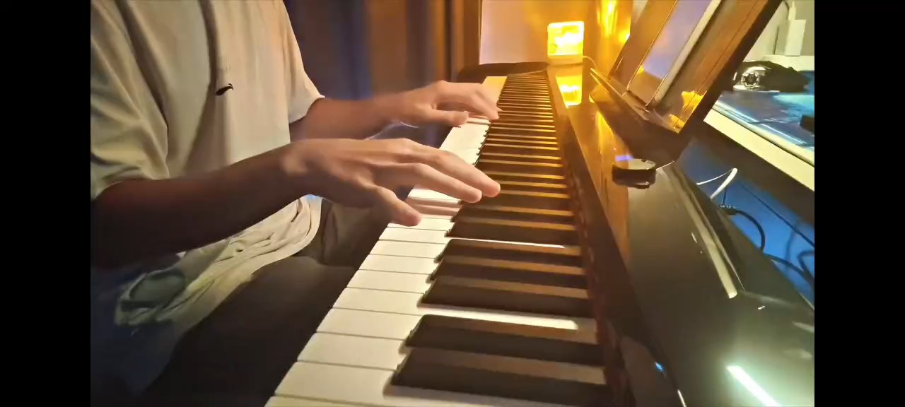 最喜欢的曲子之一，当时完全自学练这个是真有些难度