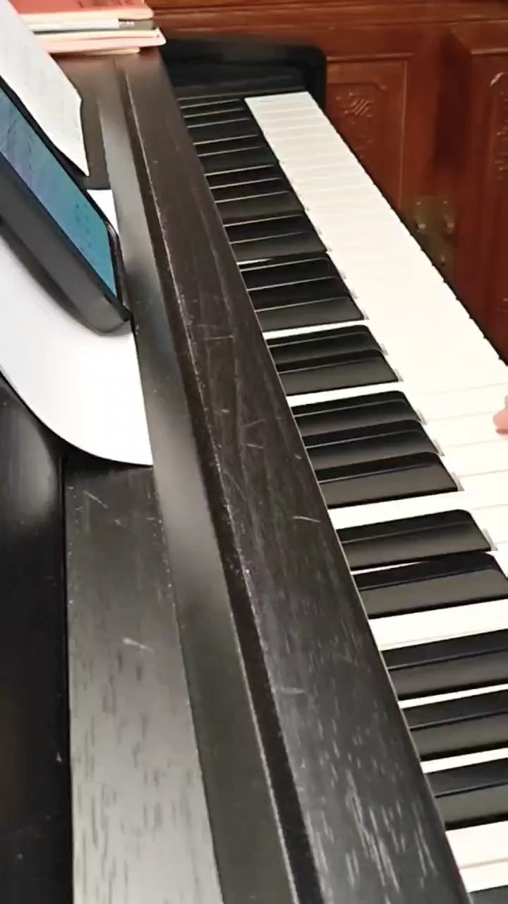 只弹了一段左手，不会，不喜勿喷，不要笑我