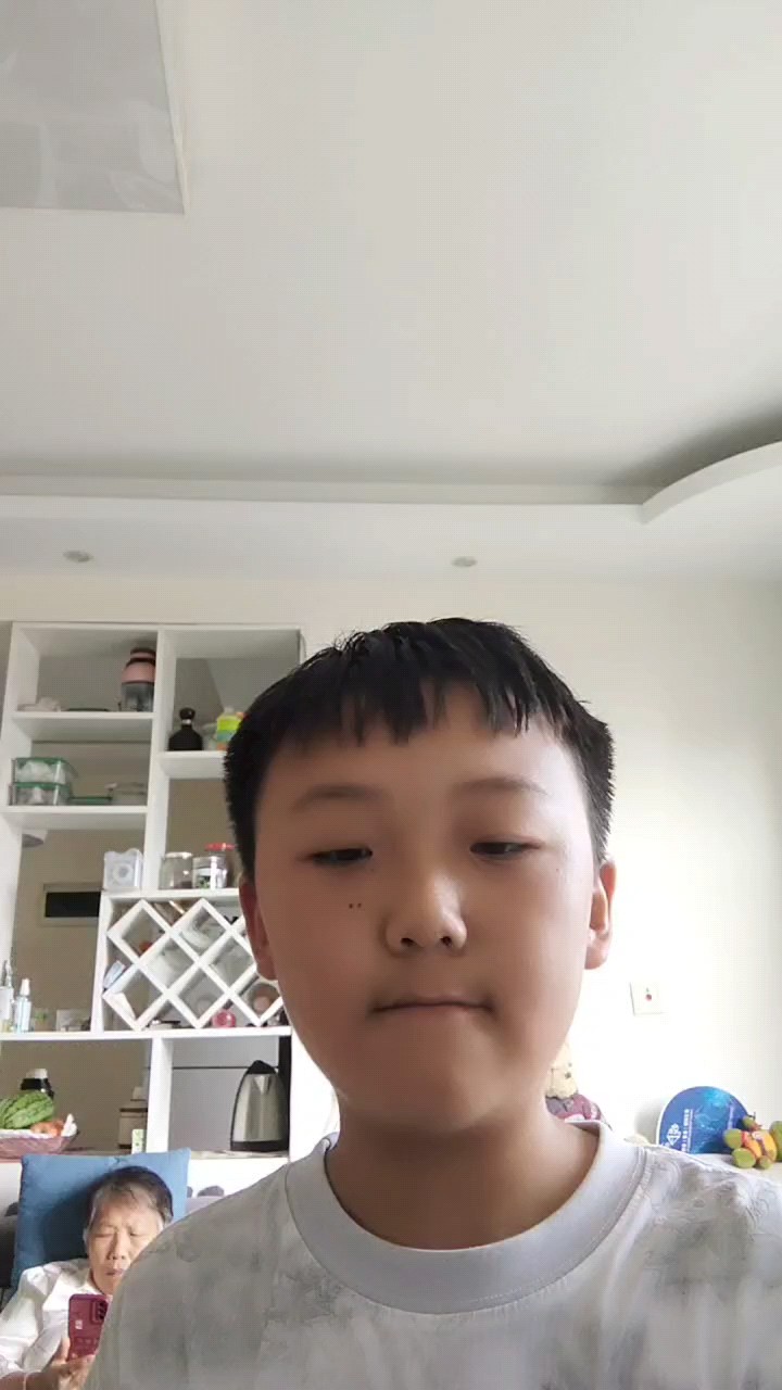 这首曲子速度是小快板，比快板慢一点。
