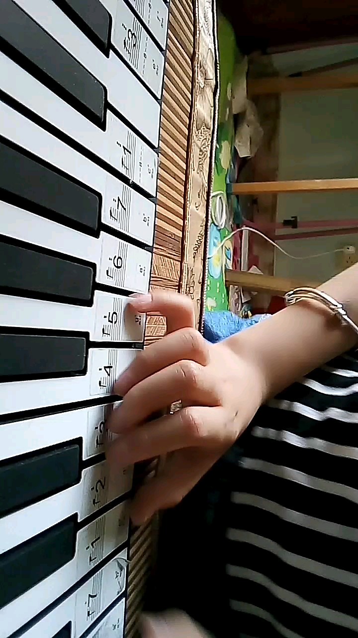 我才学半个月，不要
.
嫌弃。我也想弹完，但是电脑不录了。😝😉