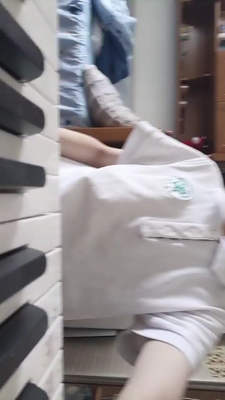 如果你觉得我横屏的话，不方便看，请不要把脖子横过来，因为这样会让你更加的难受，请把手机放到床上，然后再旋转过来，(为什么是逗号？)因为:一勺料汁~