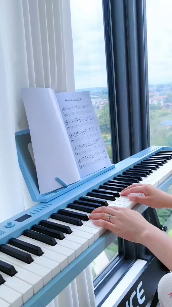 花之舞，还在弹自学钢琴里面的曲目，发现这里可以发，就发一下