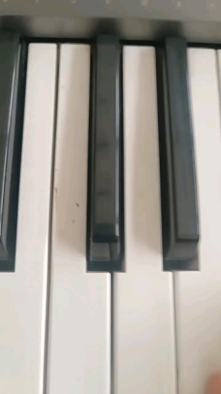 不知道，没学过钢琴，学的是双排键😅