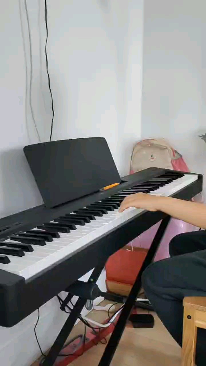 正在学习，弹了一点。我今年12岁，学习钢琴5个月了。