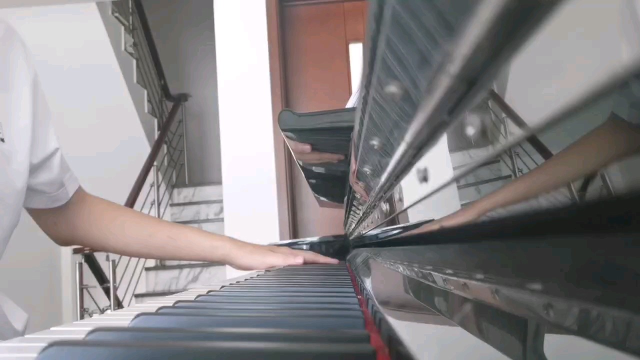 只弹了一段，手脱力了
