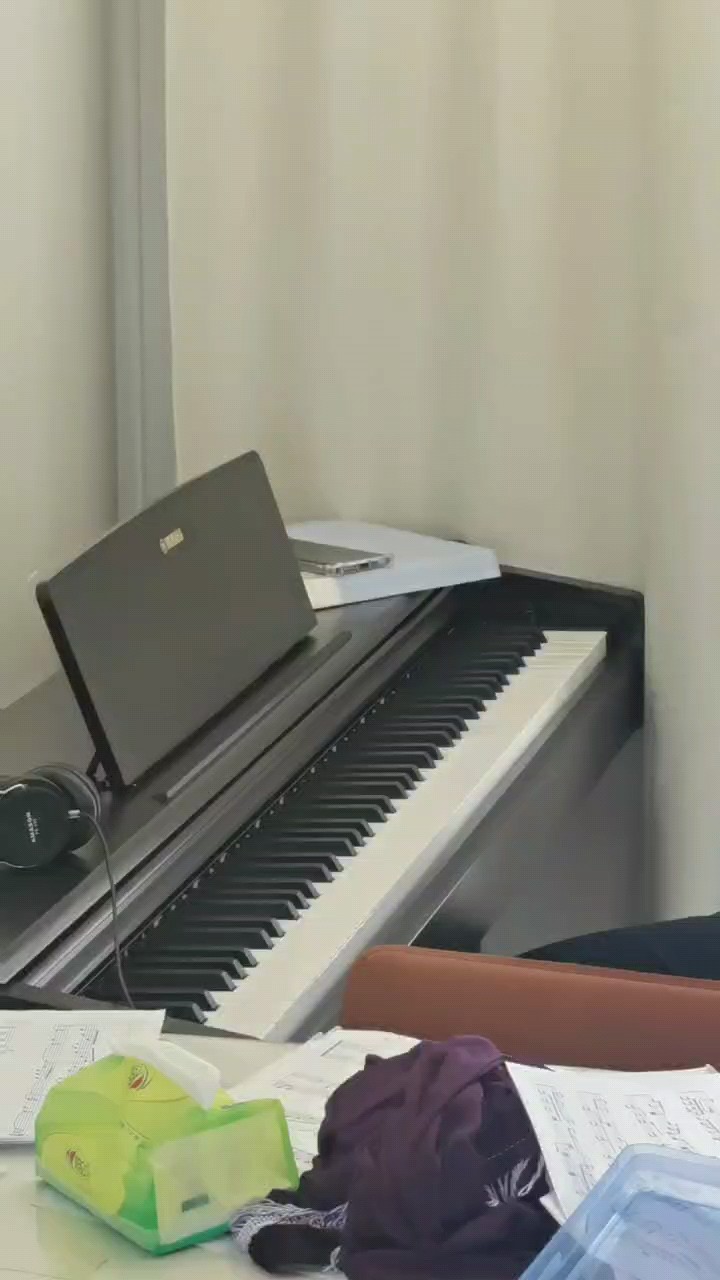 这是我听了a叔的《声嘶力竭》之后，自己弹了一个简易版的，可能有什么不到位的，请不要喷哈(›´ω`‹)，很建议大家去听a叔的曲子。但是难度都有点高
