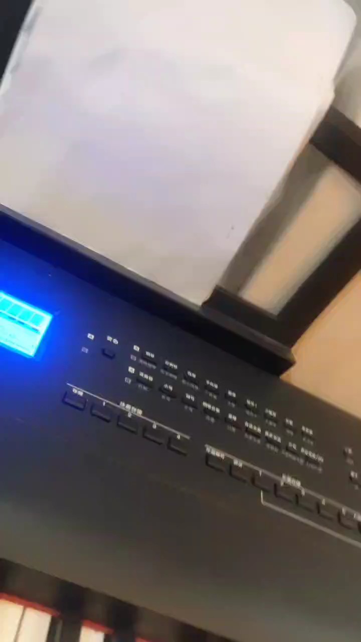 一只手拿着手机，一只手弹，有点不好弹