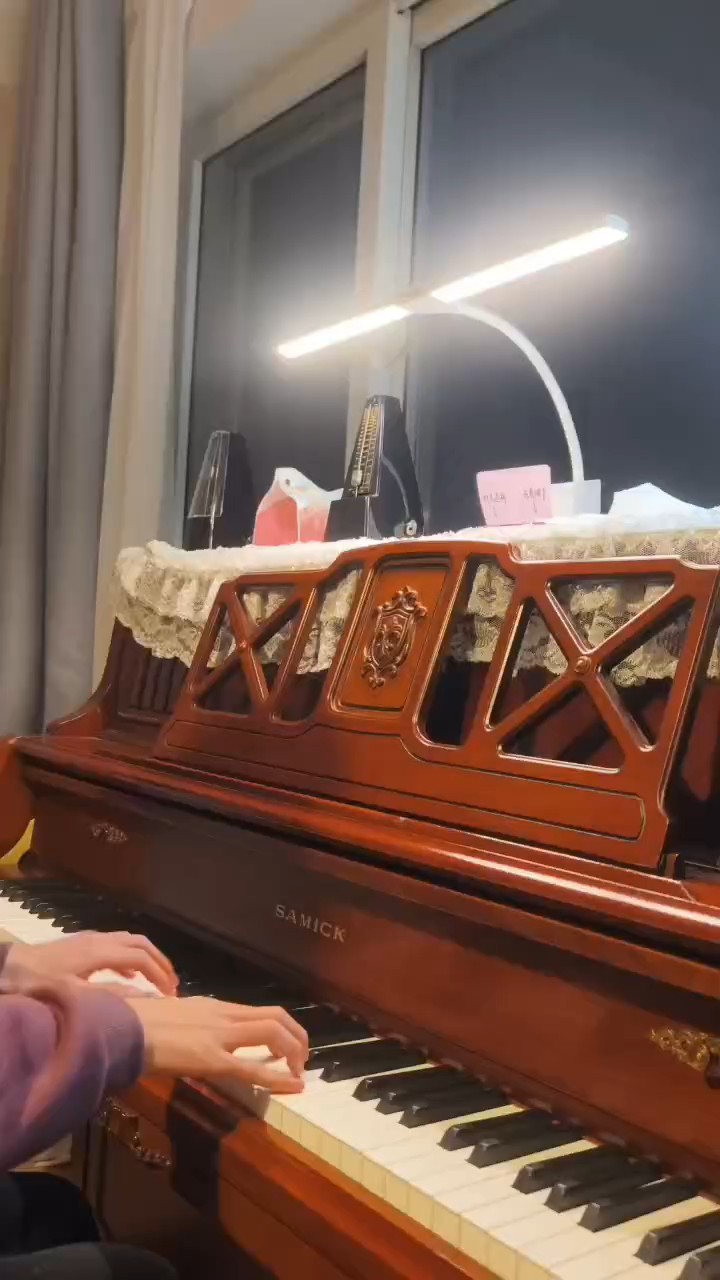 自学钢琴，没有专业的教学，只知道学成一首曲子真的很开心