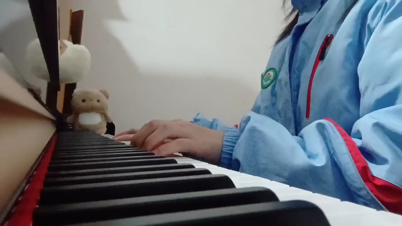 如果可以和爱人一起走在洒满阳光的公园小路上。