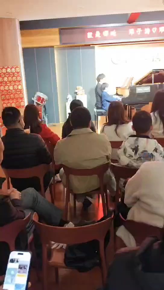 陪娃练琴，一起参加培训机构的年会。
弹的一般，不过已经倍感欣慰了。