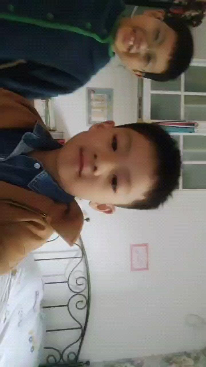 我朋友在家，所以我忍不住笑。