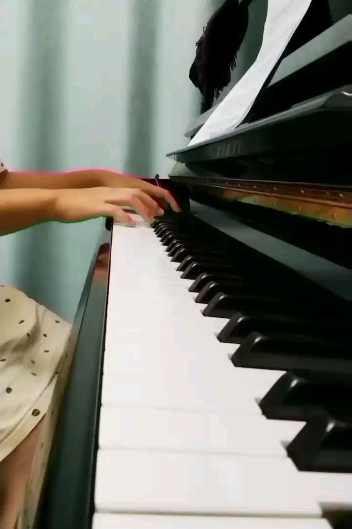  【曲子终会落幕，可心里的故事，迟迟没有尾声…】
（刚练好一点，情绪不够好，太赶太重了，等主包再练练(￣ω￣;)）