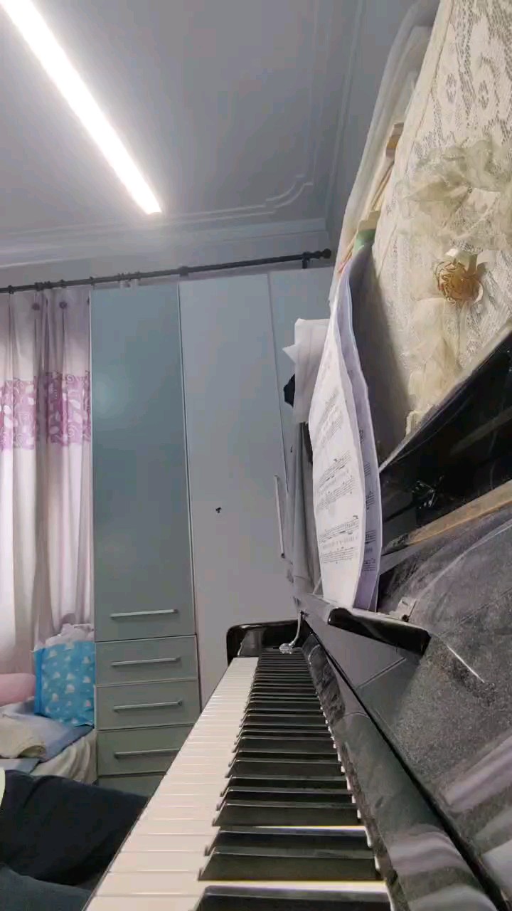 白月光最后变成了粘在嘴角的白饭粒，朱砂痣最后变成了墙上的一抹蚊子血……为我们过去的岁月而歌