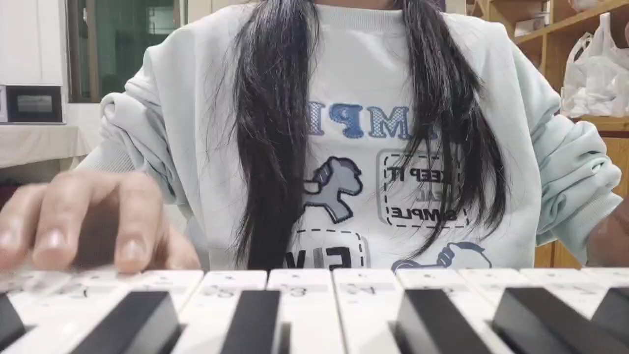 我是新手，中间有错误，别骂我，我会改正。我弹的很慢