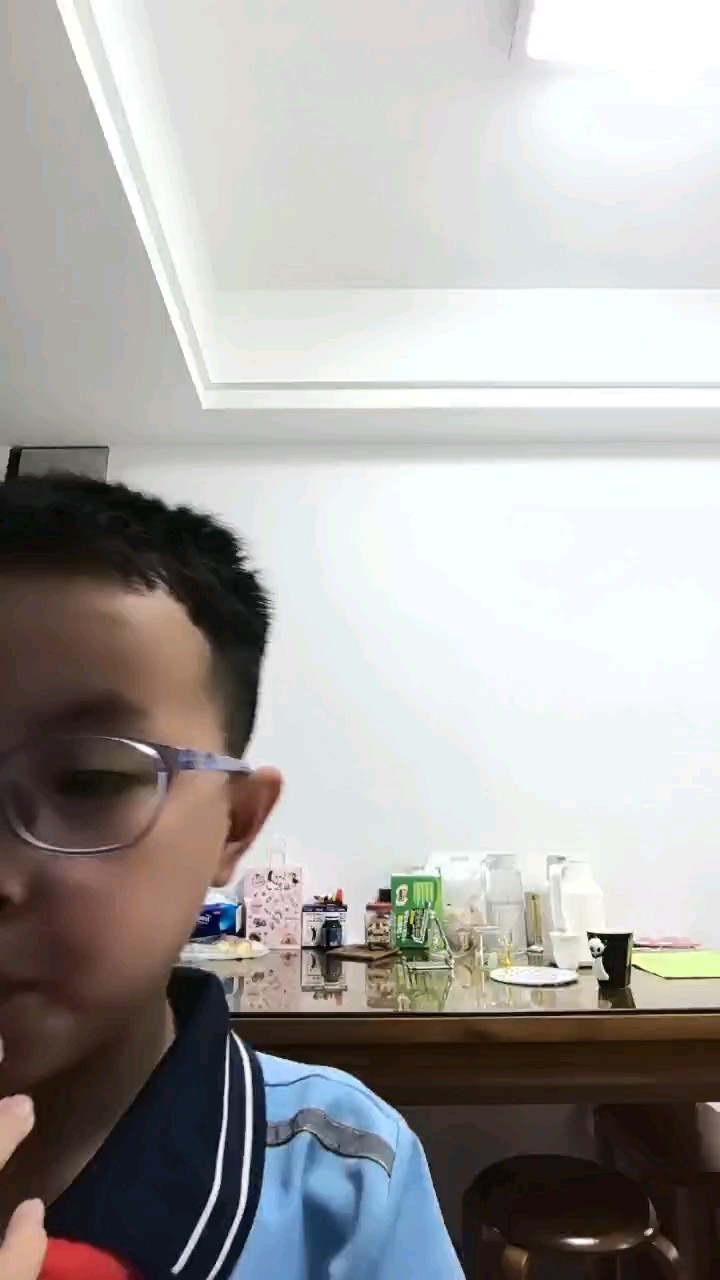 不要看我的脸会透露隐私！建议关着手机听或者戴着耳机听（戴着耳机听要保持手机是关闭状态）有点错音和卡。