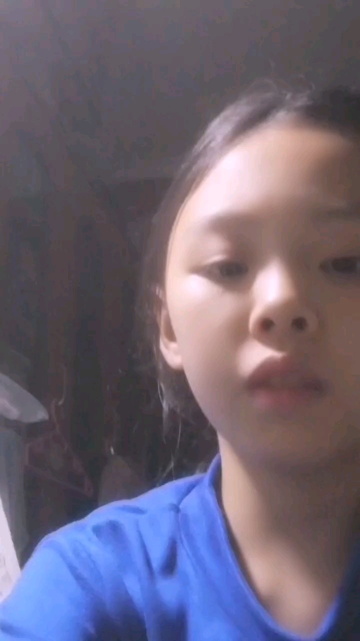，