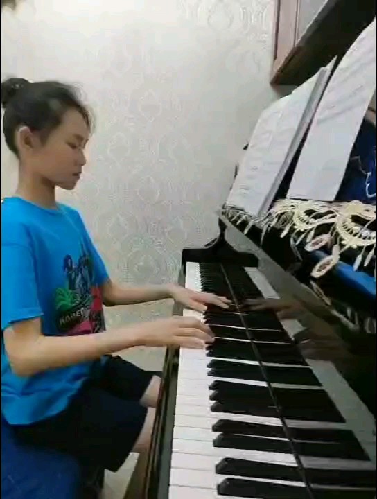 我的朋友弹的琴