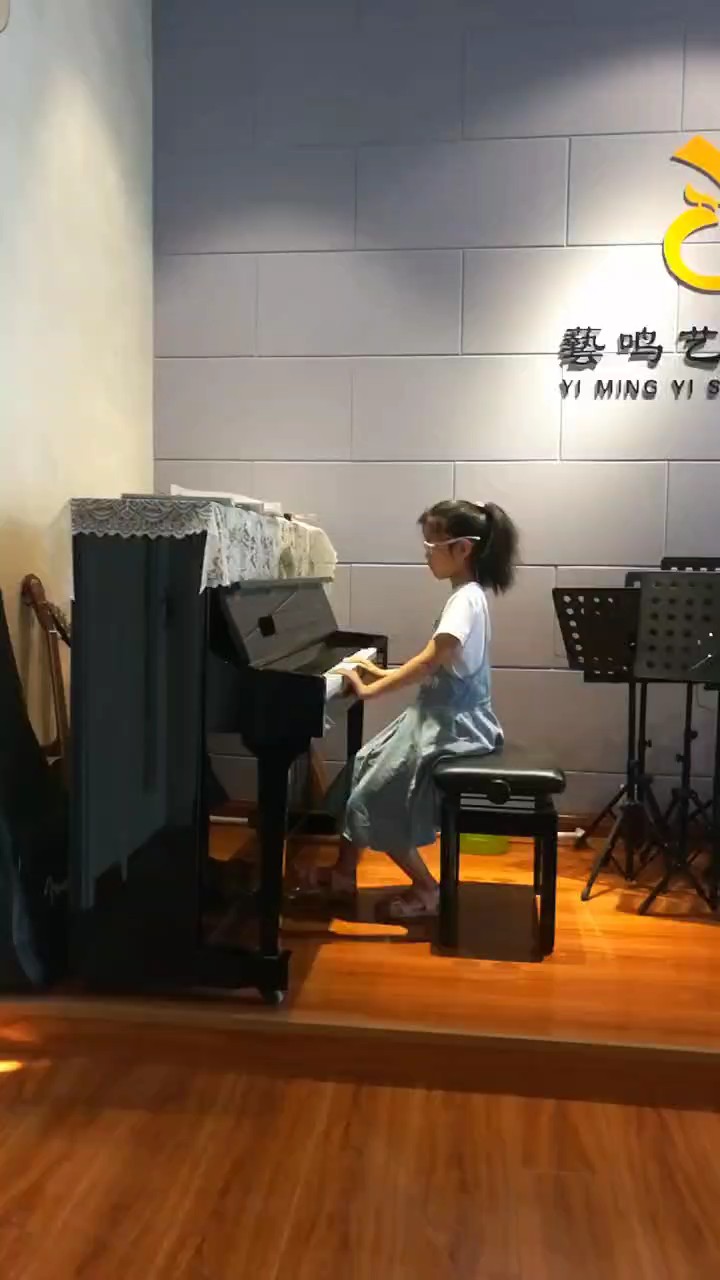 曲子虽小，孩子演奏的很认真！👍👍👍