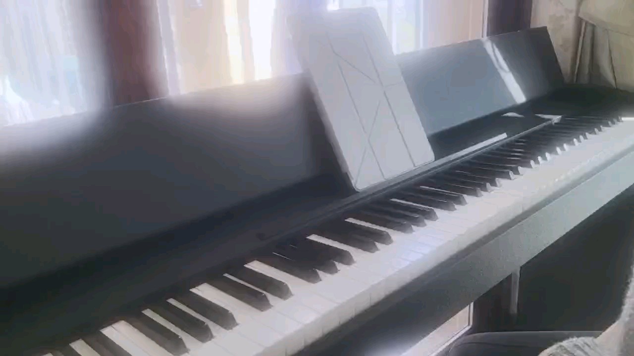 出自《风筝》专辑的冷门曲目，是少有的孙燕姿自己作曲的。有两个版本，这是自弹自唱版，自己扒的谱