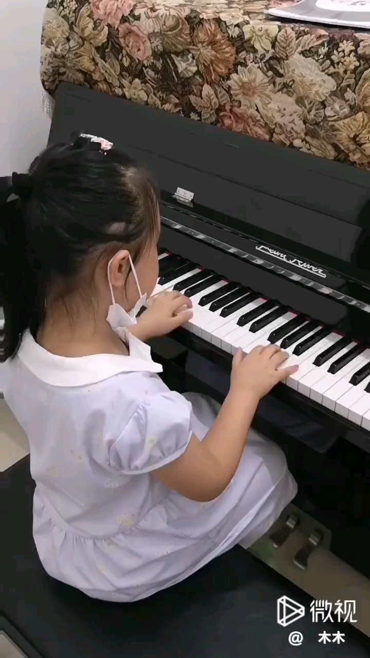 5歲自彈自唱