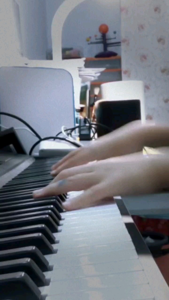 我是学即兴伴奏的，没有正式学过钢琴，不好勿喷