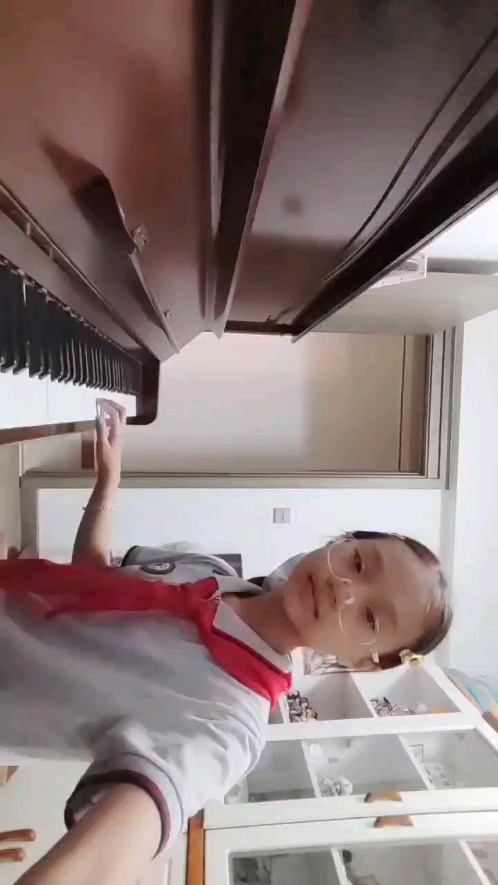 嗯，对，用了三个星期学了一点！！有一些没声音的是琴键潮湿。