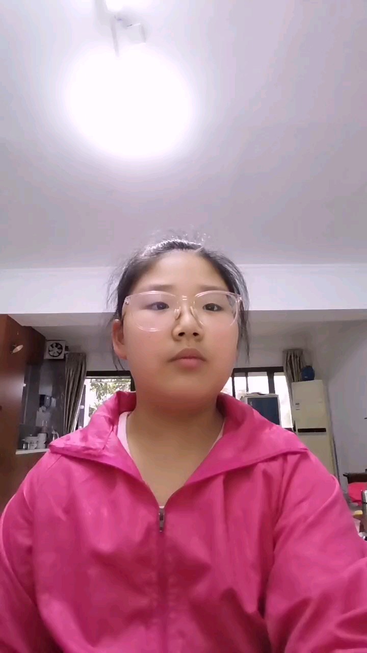 向明天挥手，向青春致敬，人生方向的岔路口，丢弃迷茫，走出彷徨，同齐携手向前，不要轻易让泪水划过眼际，在心中呢喃，明天你好！青春你好！