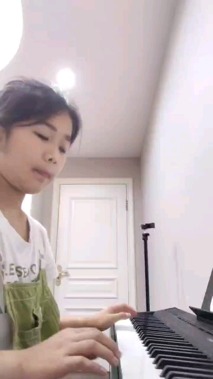 電子琴?gòu)椀?，只學(xué)了一個(gè)月，，彈的不好而且很多錯(cuò)音，勿噴