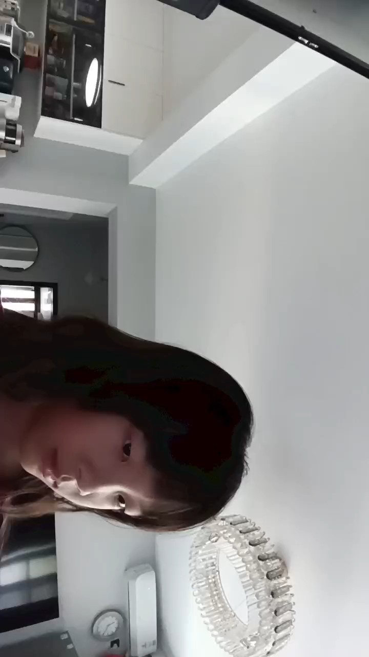 第一次拍有点紧张～轻点喷～