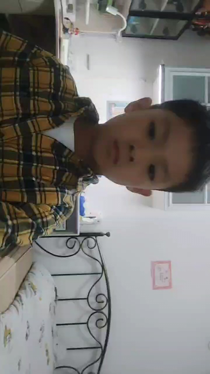 我爸在打电话，所以你们会听到我爸的声音，但是你们说好不好听呢？我这个比别人的短，但是我这个也是很完美的音乐。