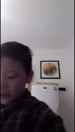 哥哥那邊吵鬧，請聽琴聲。