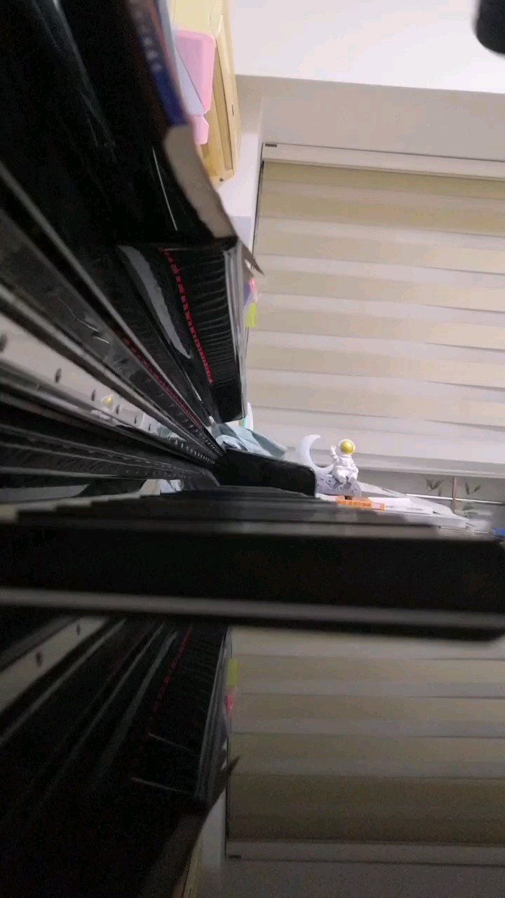 华晨宇的《好想爱这个世界啊》，很喜欢这首歌，谈的可能不是很好，大家不要介意哦😉（我的钢琴级别不够高，弹得不太好）