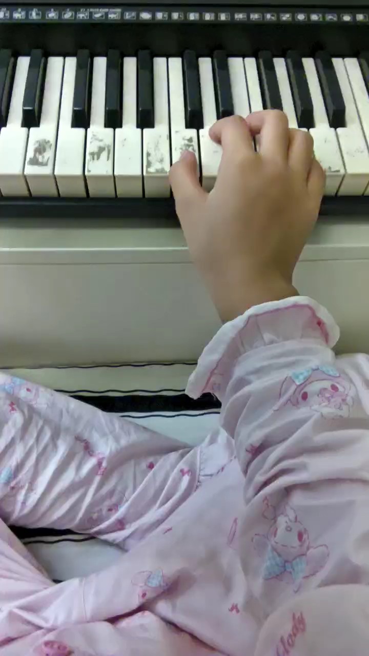先在这里道一个歉啊，因为电子琴出了点问题，弹起来会有点怪怪的