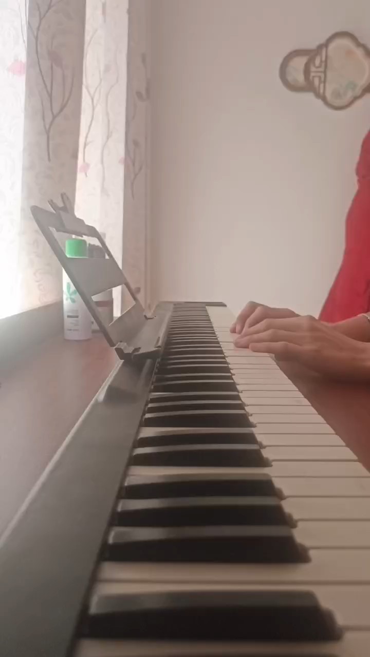 我要积分，我要积分，我要会员，给我经验和vip加50😭。我想学弹钢琴，我要学谱子，我不想双手硬靠肌肉记忆弹单手操作的部分了😭，我要进步