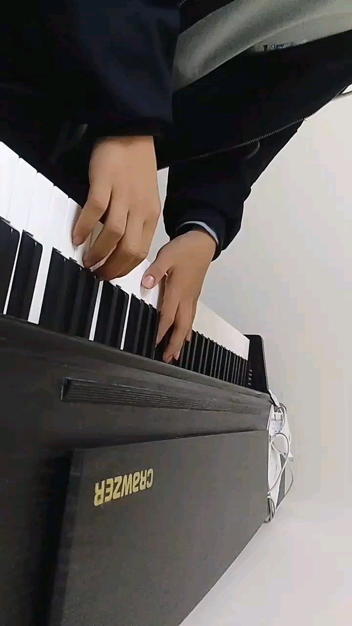 诀别书钢琴版。第1次拍视频，有点紧张，弹错了几个音，请多多见谅。谢谢！🌷🌷🌷