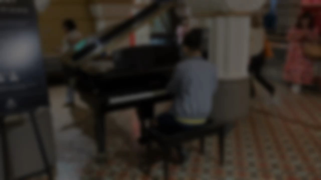 小伙子的QVB公共钢琴试炼 【2】，不求弹的多好，主要是练练胆[Smart] — Unravel
#钢琴 #动漫 #悉尼 #公共钢琴
